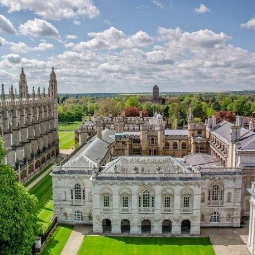 Tinerii pot obține burse la cursurile online de la Universitatea Cambridge