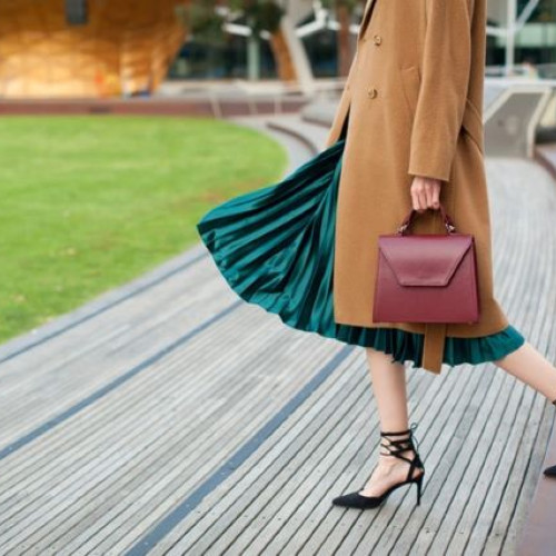 Toamna aduce în discuție alegerea între palton și jachetă în garderobă