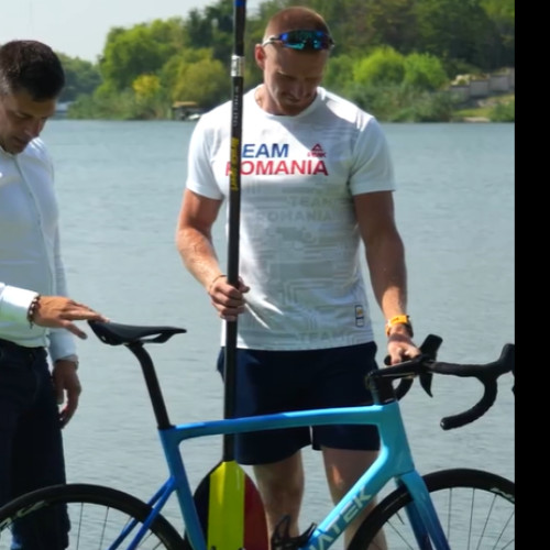 Eduard Novak i-a dăruit bicicleta lui Cătălin Chirilă, gest simbol al legăturilor dintre sportivi