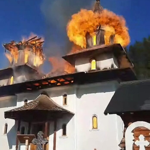 Biserica din Botuș – Fundu Moldovei, în flăcări, sub ochii localnicilor