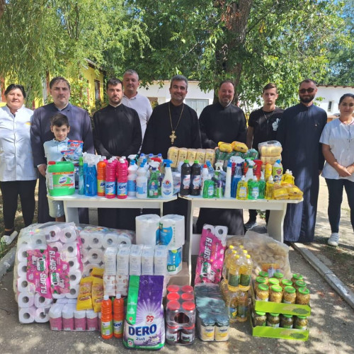 Beneficiari ai Căminului de bătrâni din Jugureni primesc donații de la parohii din Găești, în contextul programului eparhial