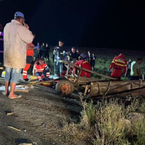 Accident rutier în Iași: autoutilitară lovește o căruță, cinci persoane implicate