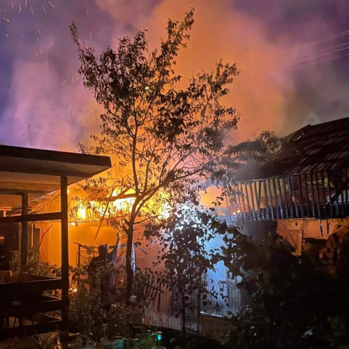 Incendiu la Cugir: intervenție comunitară a pompierilor din Sebeș și SVSU