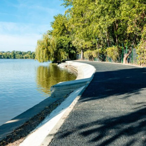 Aleea din Parcul Regele Mihai I a fost securizată; vor urma lucrări pentru reabilitarea malurilor lacului