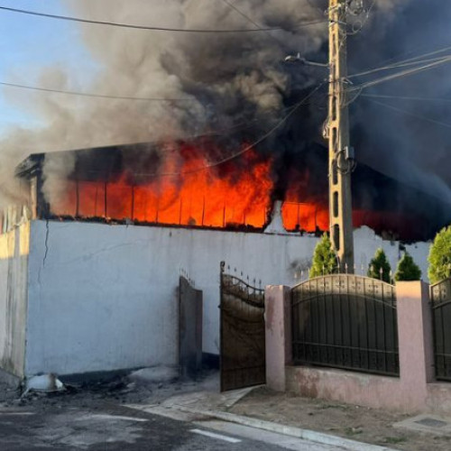 Incendiu într-o hală din Şendreni, județul Galați, în timp ce pompierii intervin