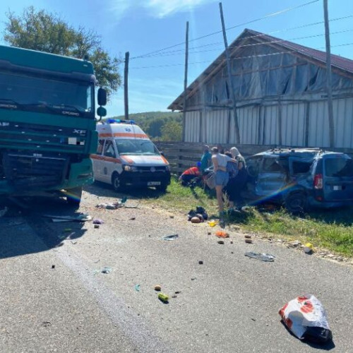 Accident grav între autoturism și autocamion pe DN 2L, în Vrancea