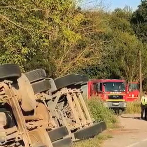 Accident rutier în comuna Gâdinți: camion răsturnat cu încărcătură de floarea soarelui