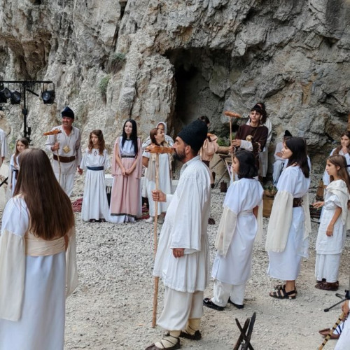 Peștera Polovragi găzduiește spectacolul „Sub Stânca Nemuririi”, un eveniment ce unește arta, tradiția și comunitatea