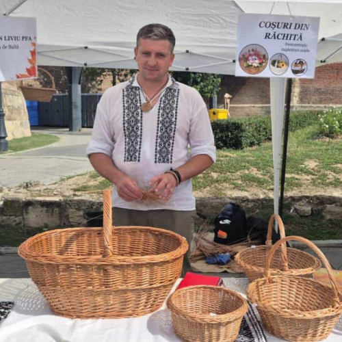 Meșteșugul împletirii coșurilor din nuiele de răchită la Târgul Apulum Agraria din Alba Iulia