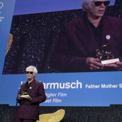 Jim Jarmusch câştigă Leul de Aur la Veneţia pentru „Father Mother Sister Brother”