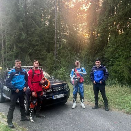 Doi tineri rătăciți în Voineasa au solicitat intervenția autorităților în timpul unei ieșiri cu enduro