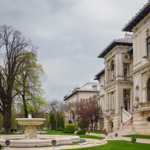 Palatul Cotroceni, iluminat în roşu pentru Ziua Mondială a Conştientizării Duchenne