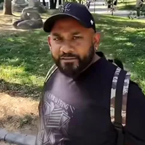 Vloggerul Lucian Popa intervievează un muncitor srilankez din România