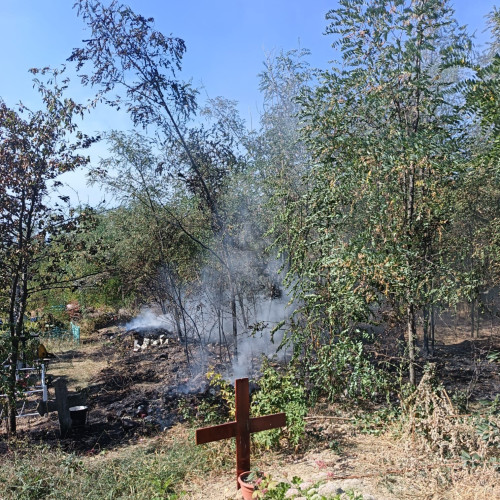 Incendiu într-un cimitir din județul Botoșani