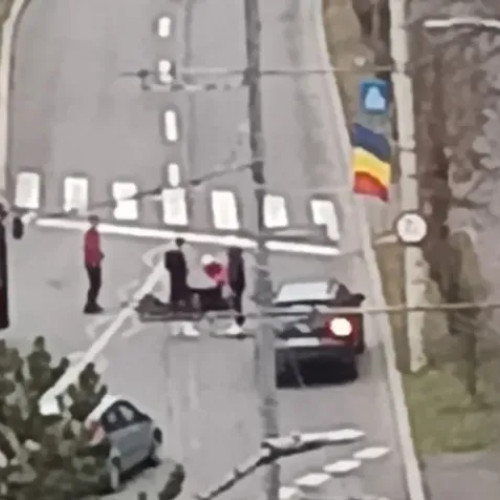 Un gest de solidaritate în Cluj-Napoca: două doamne au sprijinit biciclistul rănit