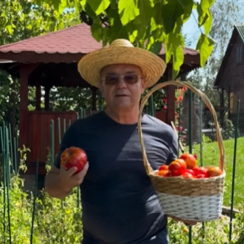 Primarul Emil Boc sărbătorește ziua de naștere acasă, apreciind recolta din grădina proprie