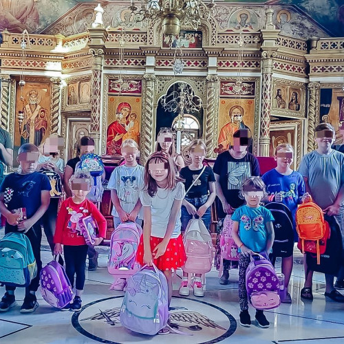 Peste 50 de copii primesc ghiozdane la Biserica Pacea din Botoșani