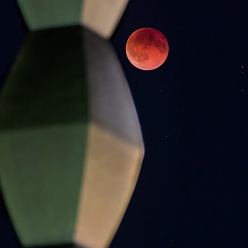 Luna Sângerie la Târgu Jiu, spectacol ceresc lângă Coloana Infinitului