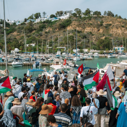 Mulțime întâmpină Greta Thunberg în portul Sidi Bou Said, în așteptarea flotilei spre Gaza