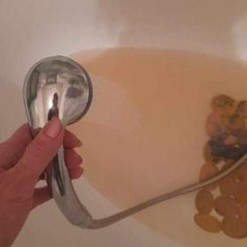 Adjud: locuitorii reclamă apa de la robinete și CUP SA Focșani promite investiții