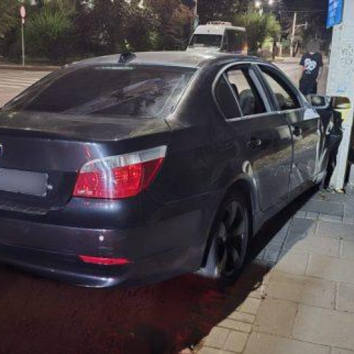 BMW pierde control în fața Colegiului Național A.T. Laurian