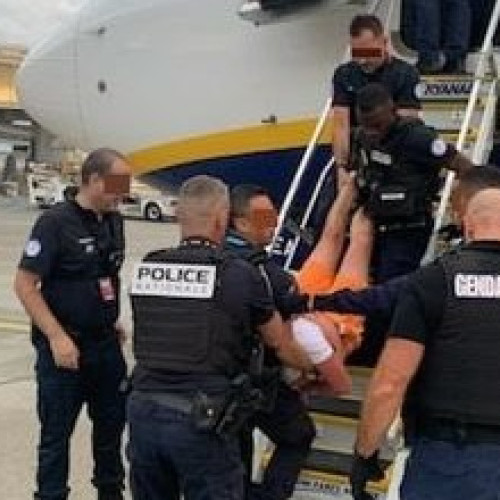 Ryanair: zbor deviat către Toulouse după altercație la bord; pasager imobilizat, zborul continuând spre Girona