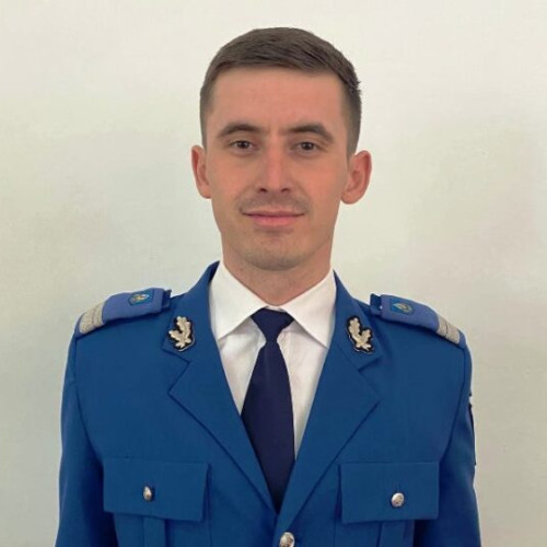 Jandarm aflat în timpul liber ajută la stabilizarea unei victime după un accident rutier