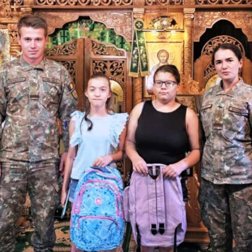 Militarii Brigăzii 282 Blindată din Focșani sprijină elevii în pragul noului an școlar