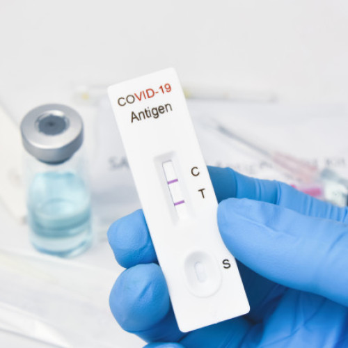 Creștere a cazurilor de COVID-19 la începutul lunii septembrie, atenție la transmiterea intrafamilială