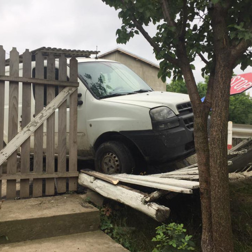 Accident în Curtești: șofer fără permis a intrat cu mașina în gard