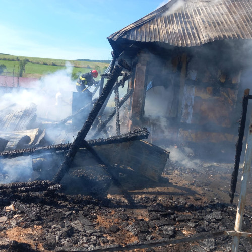 Incendiu într-o casă din Negrești: o femeie de 74 de ani a suferit atac de panică