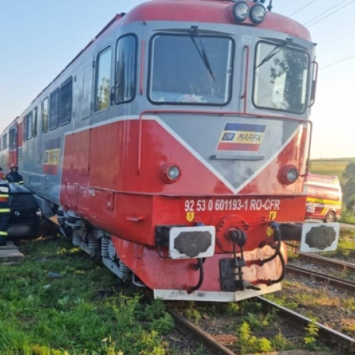 Accident între Budila și Teliu: autoturism lovit de garnitură feroviară