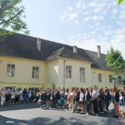 Cei 2.000 de boboci din clasa pregătitoare au primit, ca în anii anteriori, un ghiozdan plin cu rechizite, de la caiete și manuale la materiale de desen. Evenimentul a rămas parte din deschiderea anului școlar, însoțind extinderea facilităților educaționale.