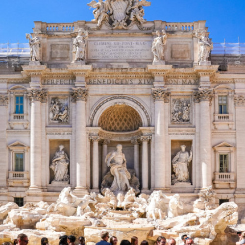 Rețea de cetățeni români destructurată în zona Fontana di Trevi, Roma