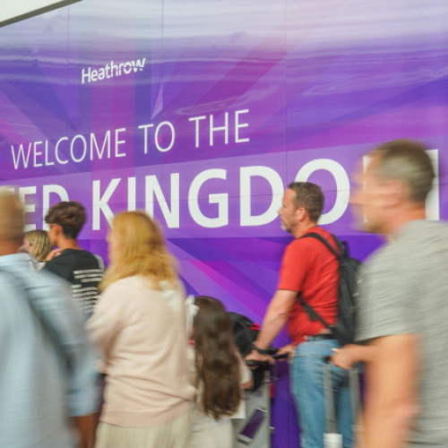 Marea Britanie ar putea reduce numărul vizelor pentru ţările care nu acceptă returnarea migranţilor