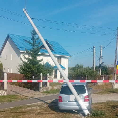 Accident în Zănești: șoferiță lovește stâlpul de iluminat