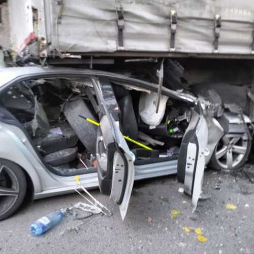Autoturism implicat într-un impact cu un autocamion staționat; șoferul a murit