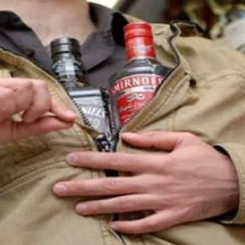 Sticla de vodcă furată din magazin provoacă vânzătoarea. Bărbatul suspectat a fost reținut pentru tâlhărie la Satu Mare.