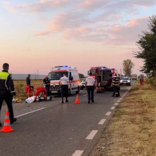 Accident grav între Pechea și Rediu pe DJ 255, implicând autospeciala de poliție; trei răniți și o persoană decedată