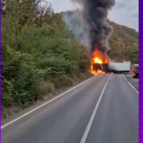 Trafic blocat pe drumul național 7 în județul Arad după ce un tir a lovit un cap de pod și a luat foc