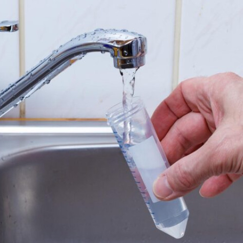 Ape potențial periculoase în infrastructuri casnice: atenție la parametri de distribuție