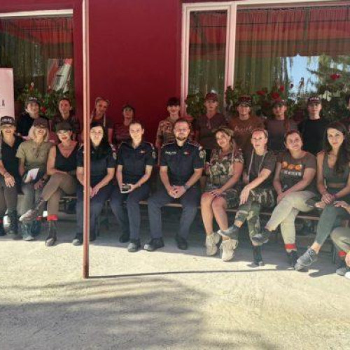 Fete din tabăra de la Agafton învață despre curaj și siguranță alături de Poliție