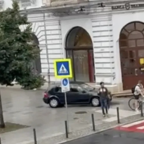 Incident surprinzător în centrul Clujului: șoferul circulă pe zona pietonală spre trecerea de pietoni de lângă Banca Transilvania