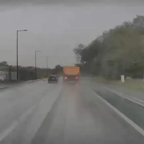 Șofer în ploaie torențială, depășire periculoasă în Cluj surprinsă de o cameră