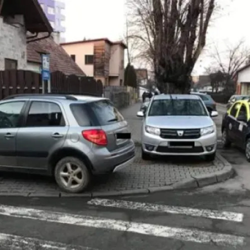 Trafic blocat pe strada Retezat din cauza mașinilor parcate neregulamentar