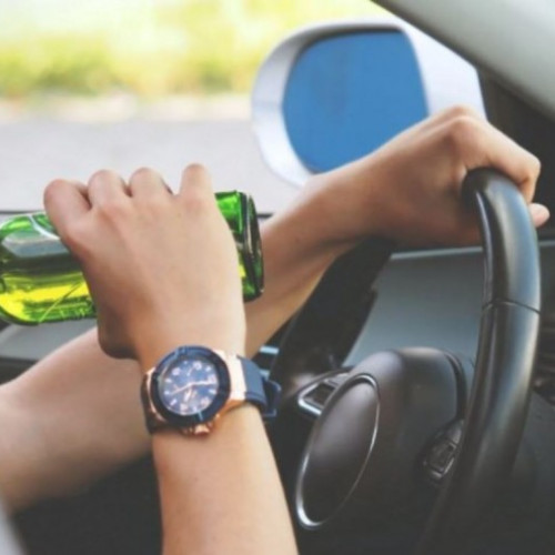 Conducere fără permis și alcoolemie: bărbat de 23 de ani tras pe dreapta după urmărire