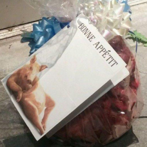 Nouă capete de porc descoperite în fața moscheilor din Paris