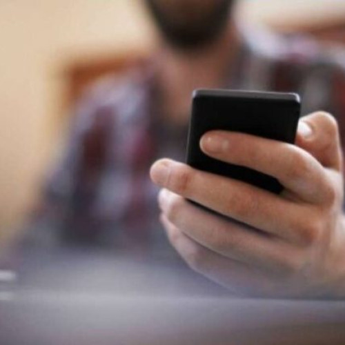 Doi oameni prejudiciați prin divulgarea datelor cardurilor înșelăciuni online