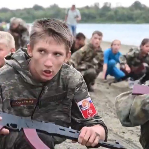 Imagini cu copii forțați să participe la un marș militar în Rostov