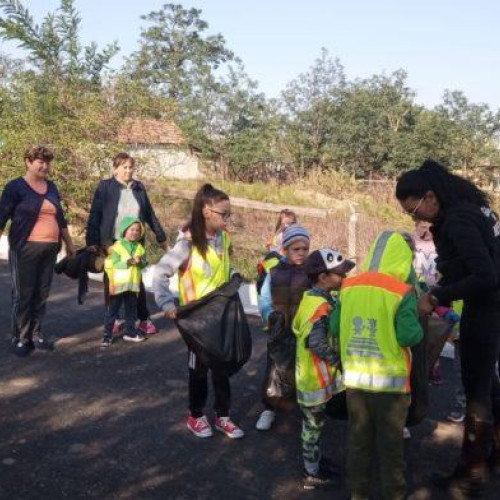 Pescari botoșăneni participă la curățenie pe malul Prutului